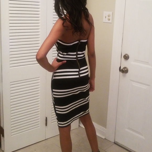 Strapless dress with deep v, boned necklinedress - Picture 6 of 6